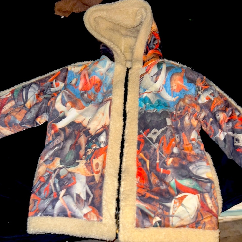 Im selling a fur coat very suitable for the winter 🥶 and it have you lookin 💰